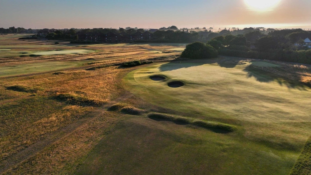 The right side of ‘Telegraph’ is protected by extensive gorse to which the westerly wind pushes your ball. Nevertheless, the best line from the tee requires a drive close to the right hand side of the fairway. Any tee shot which is too cautious will mean a second shot played over a bunker which jealously guards the front left of the green.