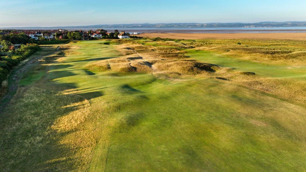 'Far' has seen some famous players come to grief, including Bobby Jones, who, on his way to the Grand Slam in 1930, took a 7 on this relatively straightforward par 5. Whatever you do, stay away from the bunker which protects the front right hand side of the green. It’s very deep!