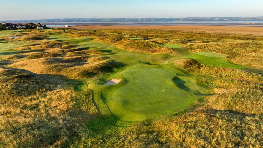 No matter how well or badly you are playing, you’ll enjoy the panoramic view from the tee at 'Punch Bowl'. The Welsh hills and Dee estuary provide a scenic backdrop to the first of four holes which run along the shore.