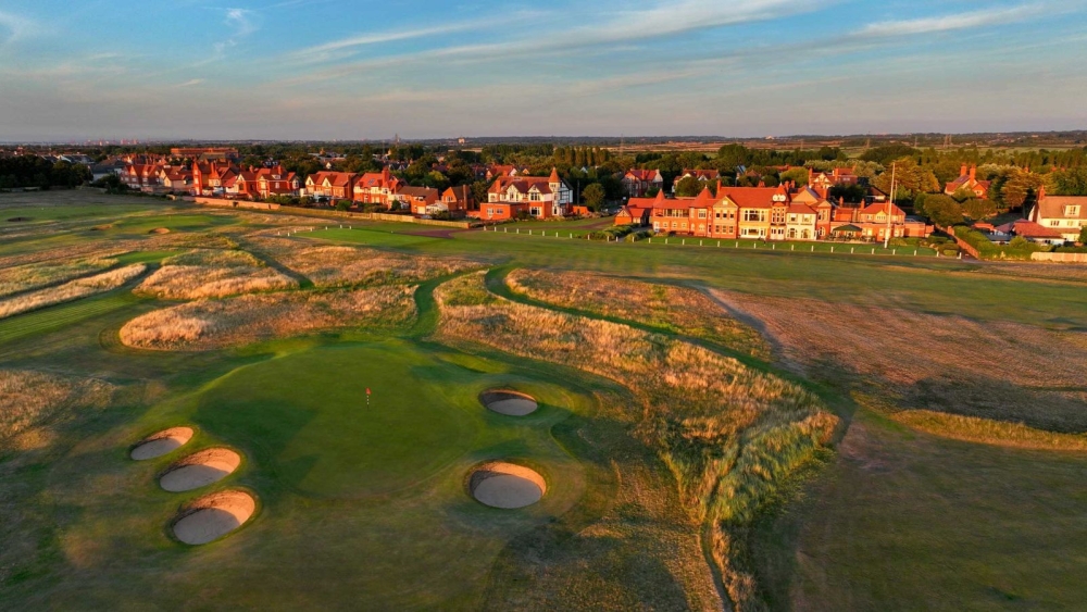 Played around the internal out of bounds of the practice ground, the tee shot should be aimed at the dog leg. From there you can either play safely to the left or skirt the out of bounds line, which will reward you with an easier third shot to a long green protected to the front by bunkers left and right.