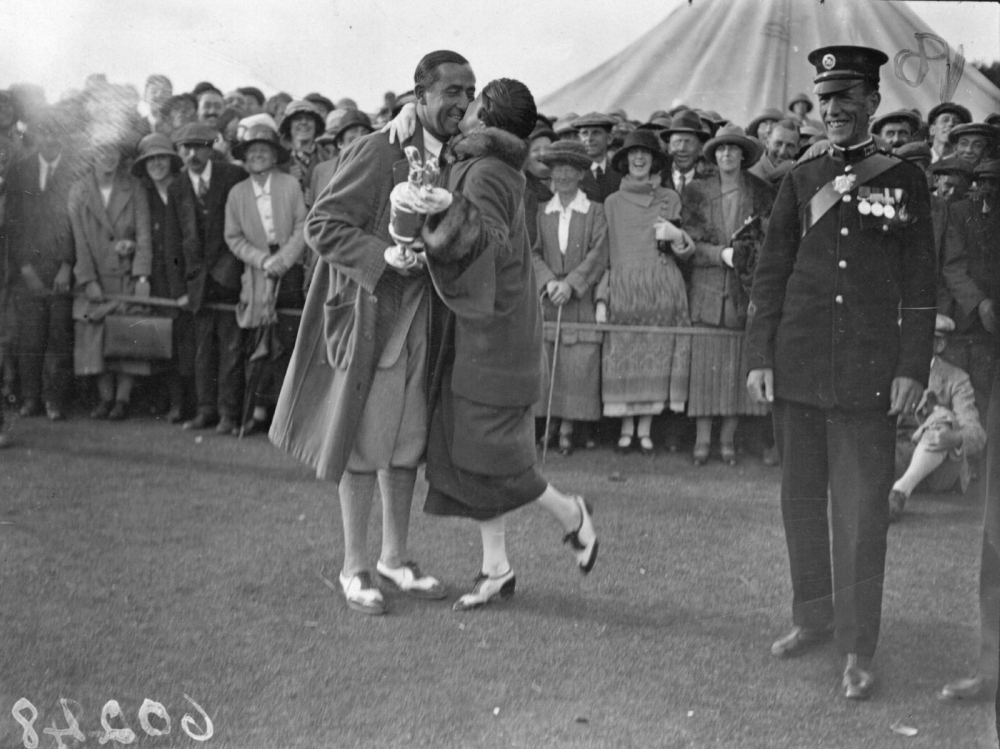 Walter and his wife Edna celebrate his victory - Photo: The R&A / Getty Images